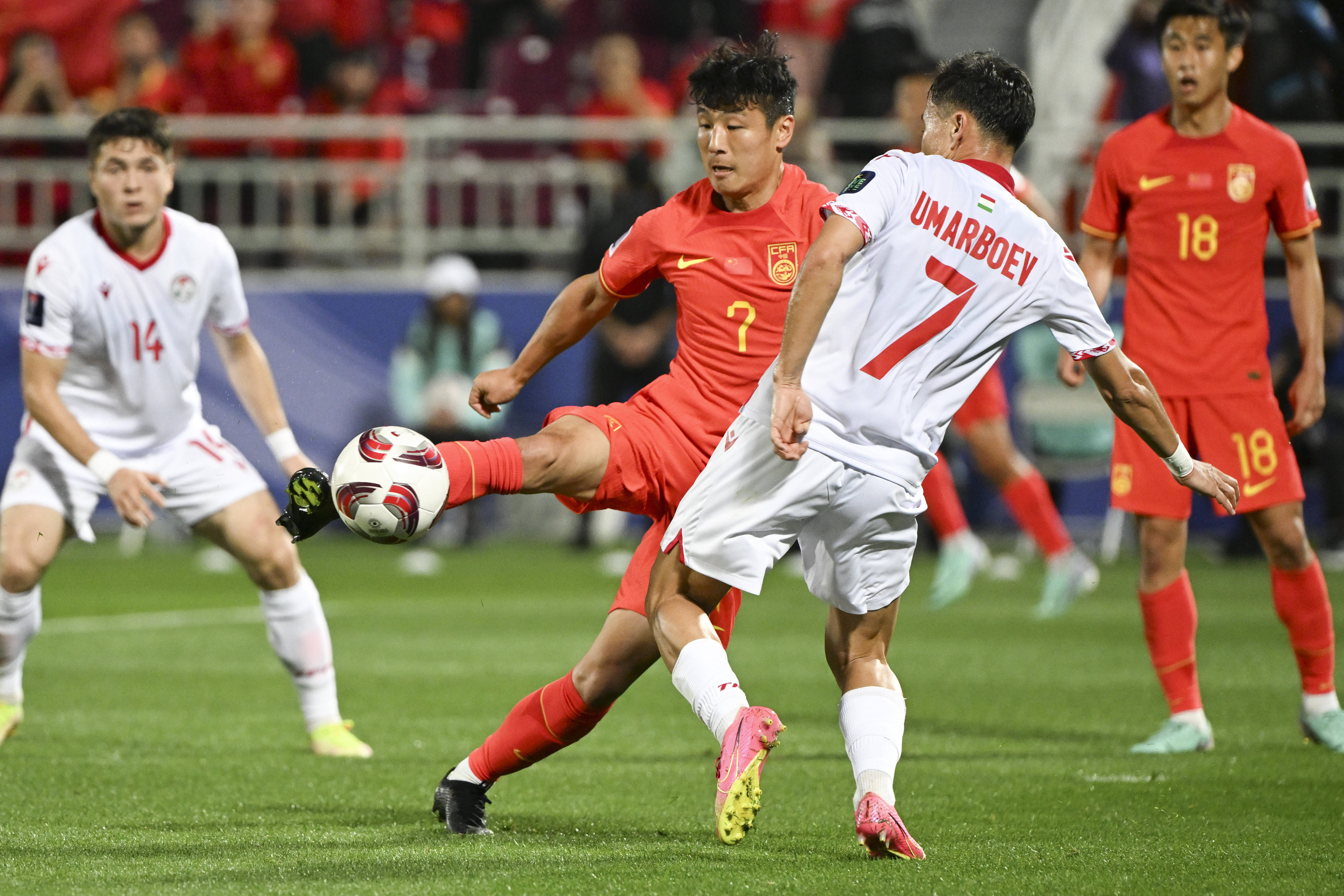 球员实力突出，国内足球联赛比赛精彩非凡